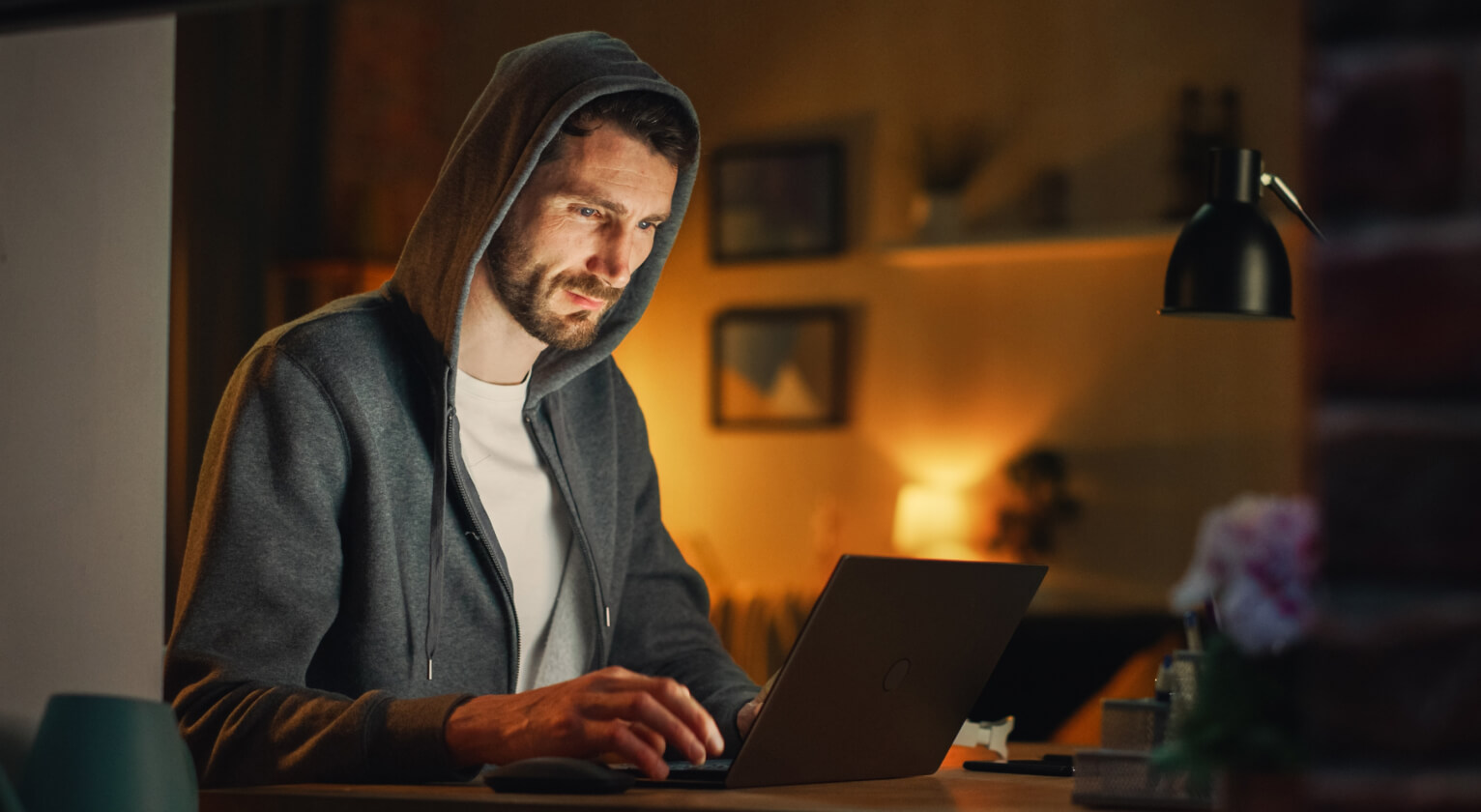 Bild eines jungen Mannes, der Forex auf einer Online-Trading-Plattform handelt, in einer entspannten Umgebung.
