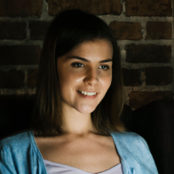 Immagine di una ragazza che opera su Forex su una piattaforma di trading online.
