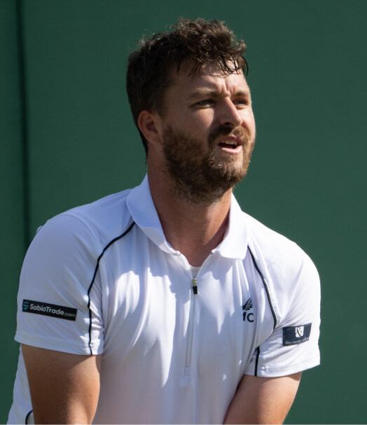 Imagem de Jonny O'Mara, um jogador de tênis do Reino Unido, jogando em Wimbledon 2023
