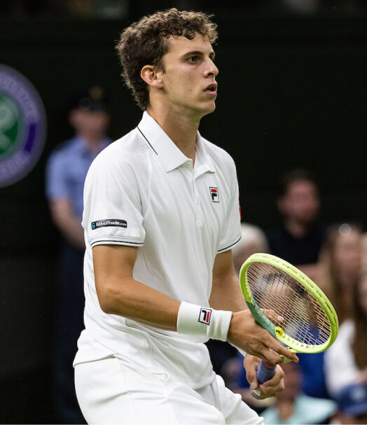 Bild von Juan Manuel Cerúndolo, einem Tennisspieler aus Argentinien, der von SabioTrade während Wimbledon 2023 gesponsert wird
